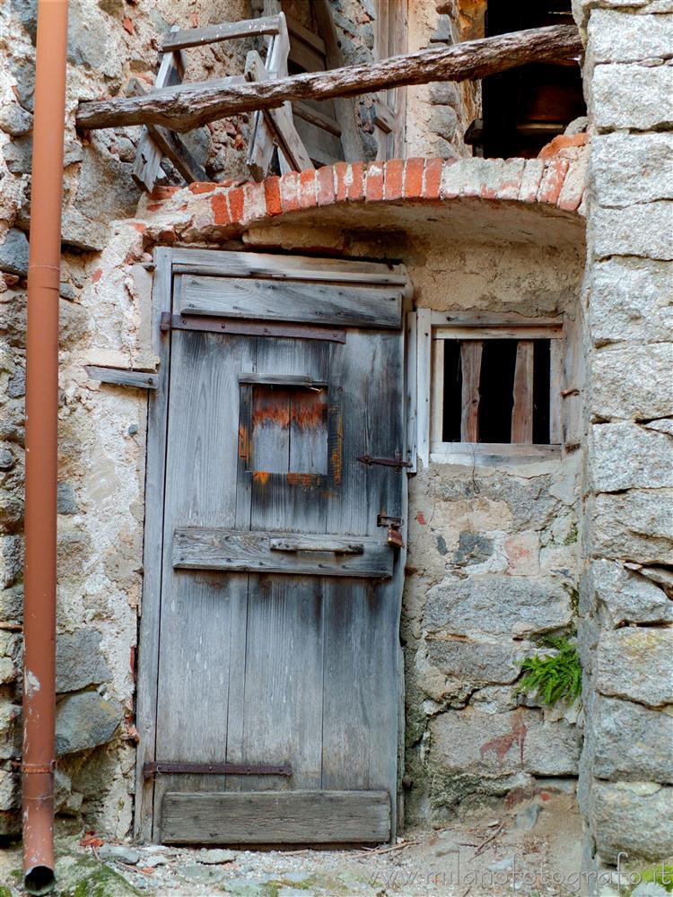 Campiglia Cervo (Biella, Italy) - Old wooden door in the fraction Sassaia